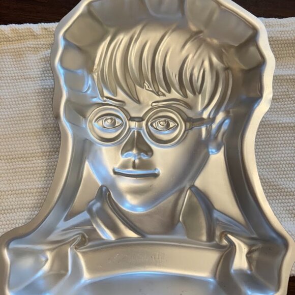 2001 Vintage Wilton Harry Potter Cake pan, Boy Wizard w Color Insert - Picture 2 of 4